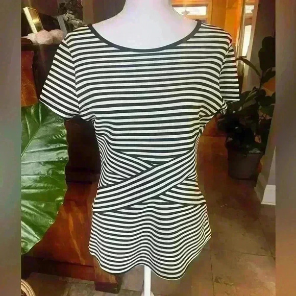 New York & Company Stretch white and black shirt. Size M. NWOT poly/spandex mix - Picture 6 of 14